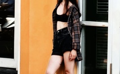 14岁女孩迈开腿拔萝卜